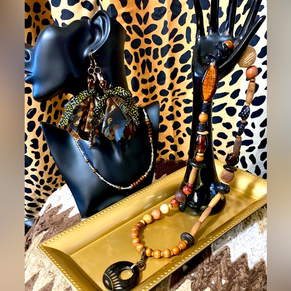 Chunky E neckwear